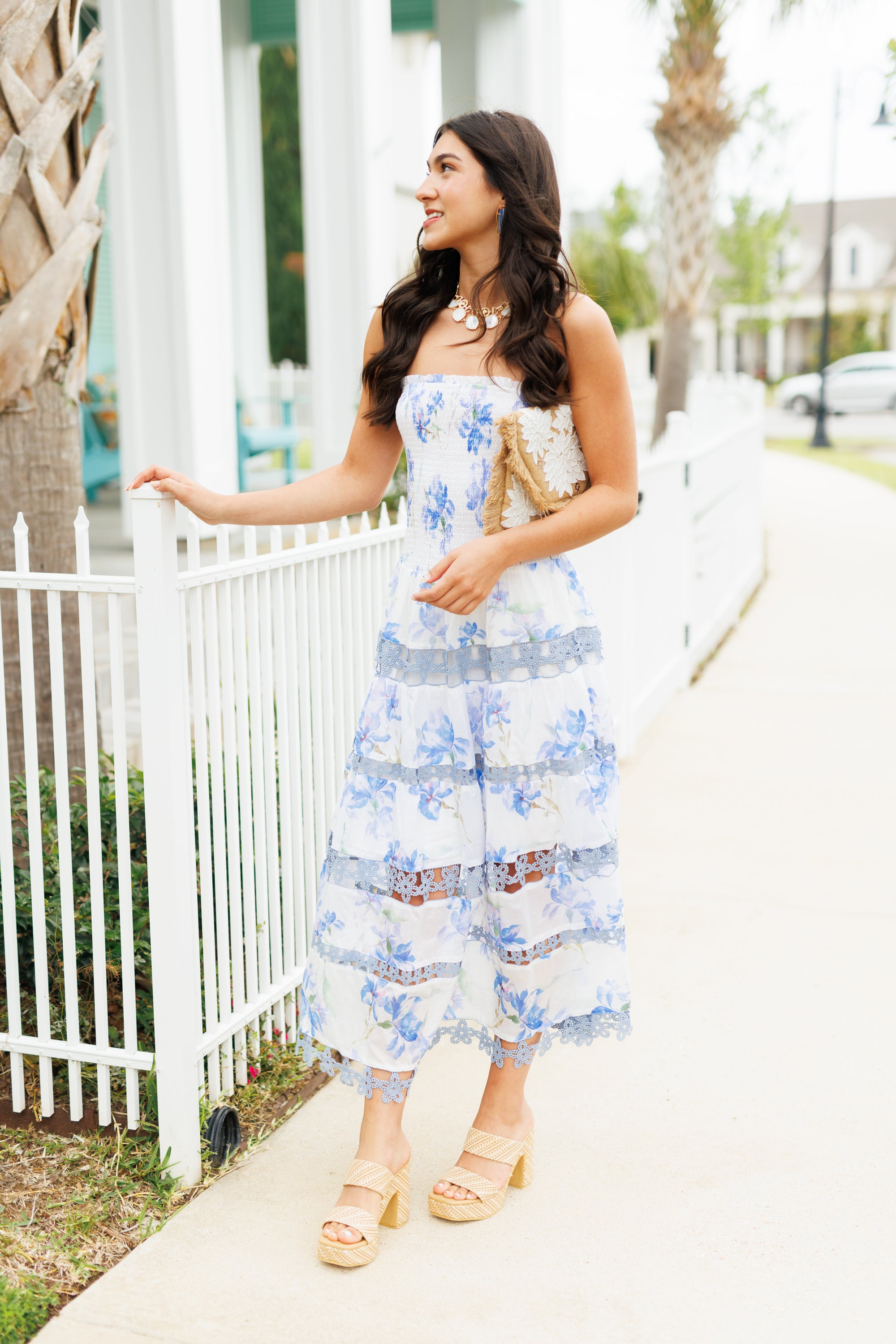 i like your dress because it's elegant in spanish Want to compliment someone in Spanish? Say: Me gusta tu outfit It means I like your outfit! Pro tip: You can also say me gusta tu atuendo if you want the pure Spanish version (but